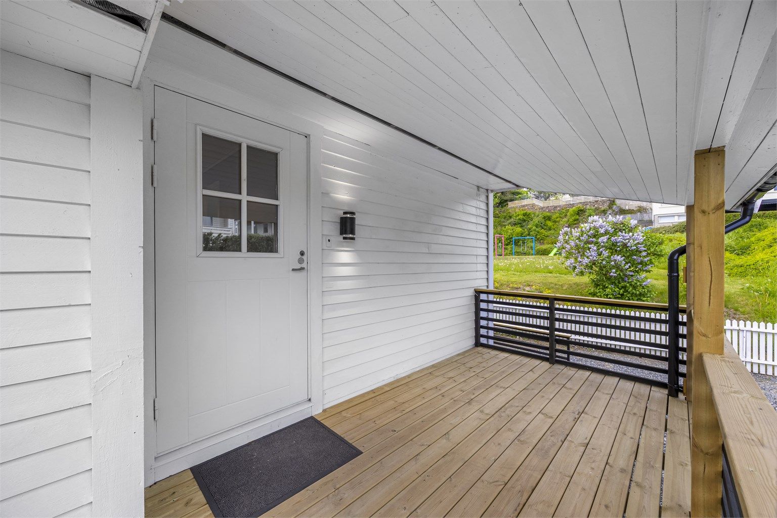 Overbygd inngangsparti med en terrasse på 8 m². Inngangspartiet er nylig satt opp. Ny terrasse.