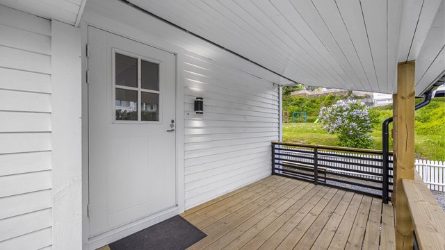 Overbygd inngangsparti med en terrasse på 8 m². Inngangspartiet er nylig satt opp. Ny terrasse.