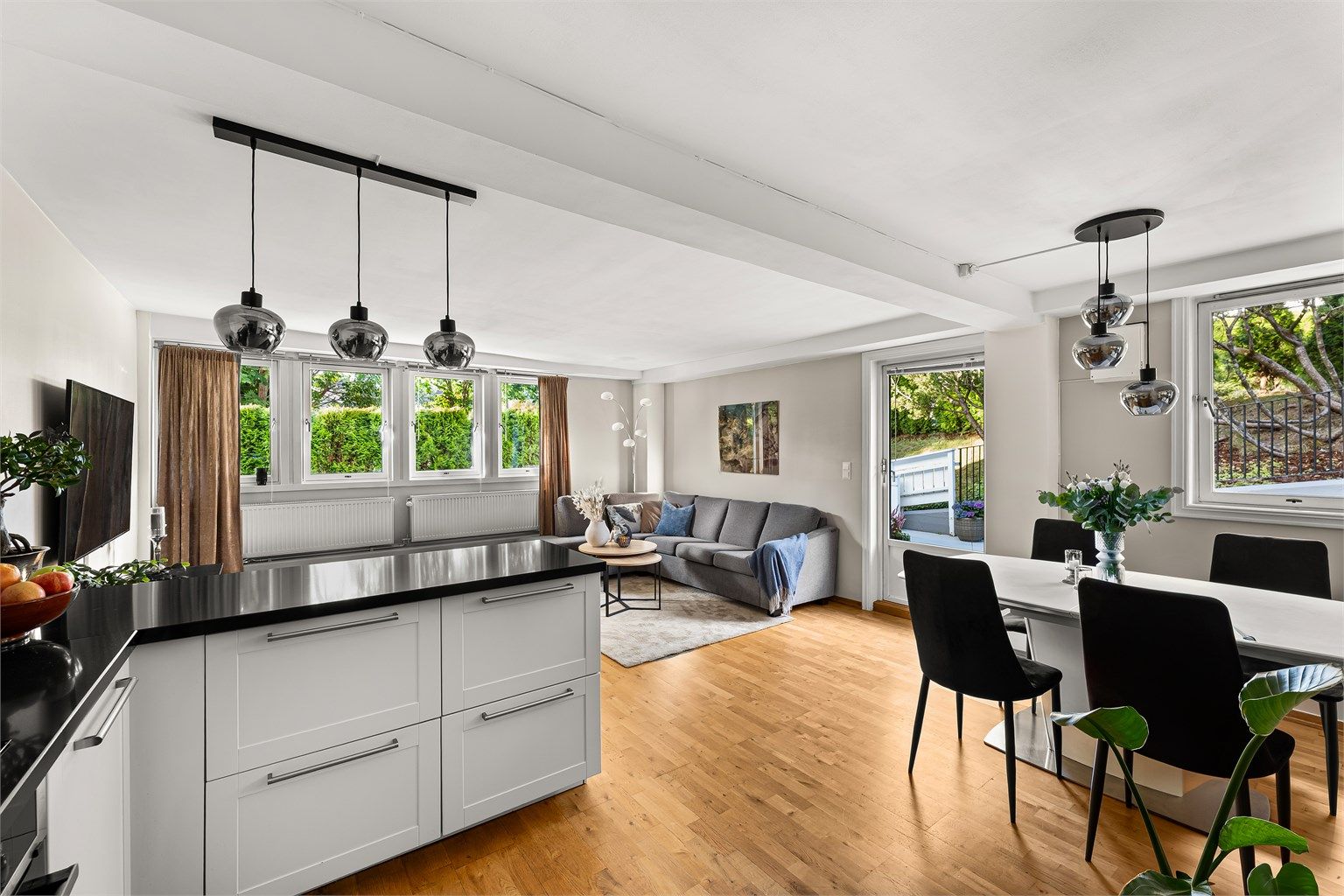 Store vindusflater slipper inn rikelig med dagslys og bidrar til en luftig og trivelig atmosfære.