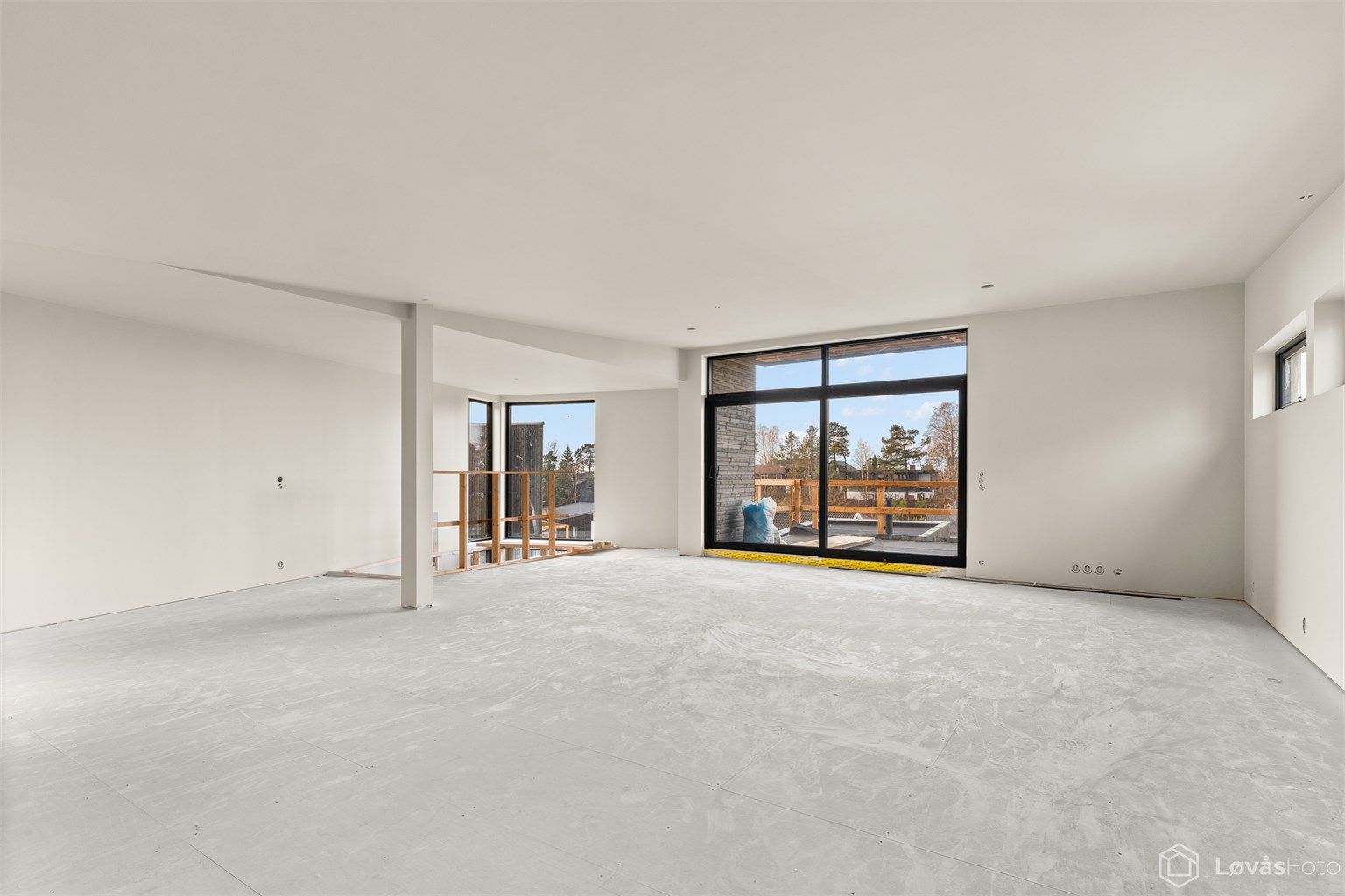 Meget god takhøyde og store vindusflater. Dette er fra hus B