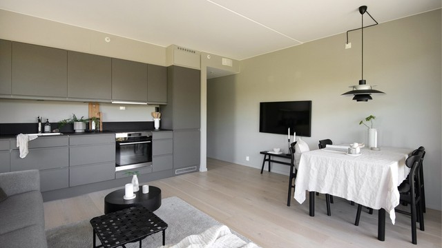 Kjøkkenet er innredet fra 2021, og består av glatte fronter, benkeplate med laminert overflate, nedfelt kjøkkenvask med armatur m.m.