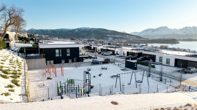 Stor lekeplass og fellesområde like vest for boligen