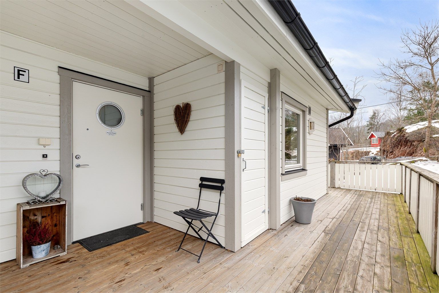 Det er også plass til et lite bord med stol til ved inngangspartiet om ønskelig 