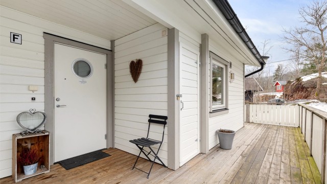 Det er også plass til et lite bord med stol til ved inngangspartiet om ønskelig