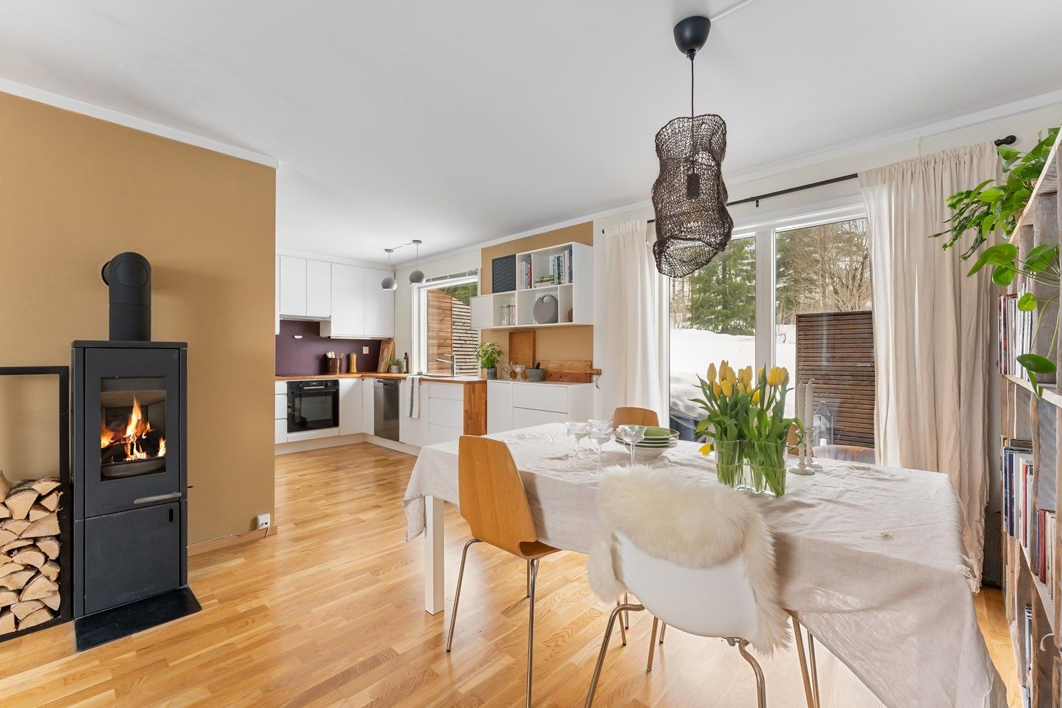 Stuen har gode møbleringsmuligheter med plass for sofagruppe, TV-seksjon, spisegruppe og annet passende møblement