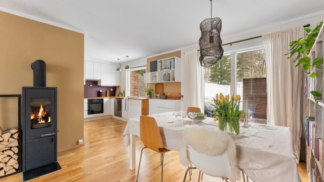 Stuen har gode møbleringsmuligheter med plass for sofagruppe, TV-seksjon, spisegruppe og annet passende møblement