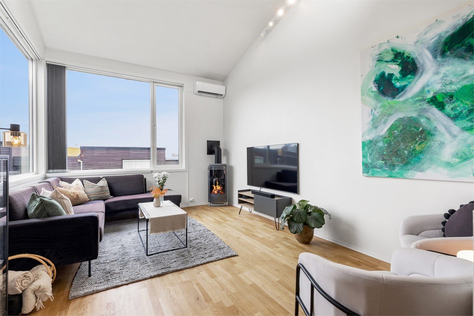 Stue med varmepumpe og gasspeis