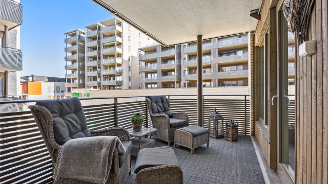 Balkongen gir rikelig med plass for en egen utendørs sone med sittegruppe.
'
