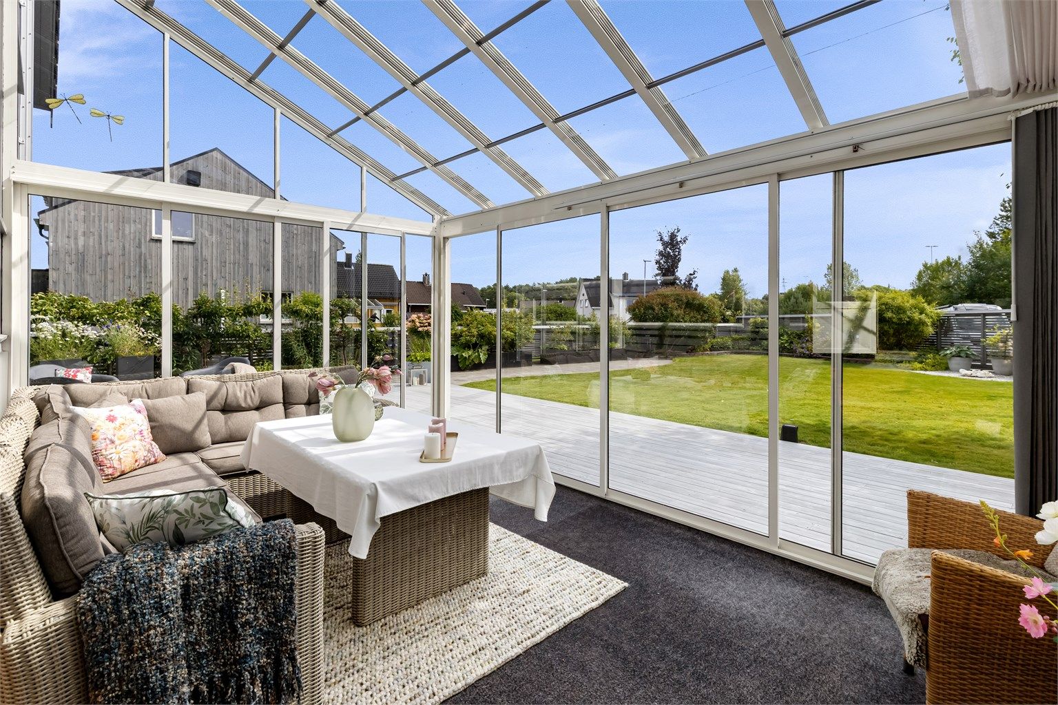 Hagestuen på 18 m² fungerer som en forlengelse av stuen, med utsikt over hagen.