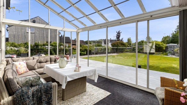 Hagestuen på 18 m² fungerer som en forlengelse av stuen, med utsikt over hagen.