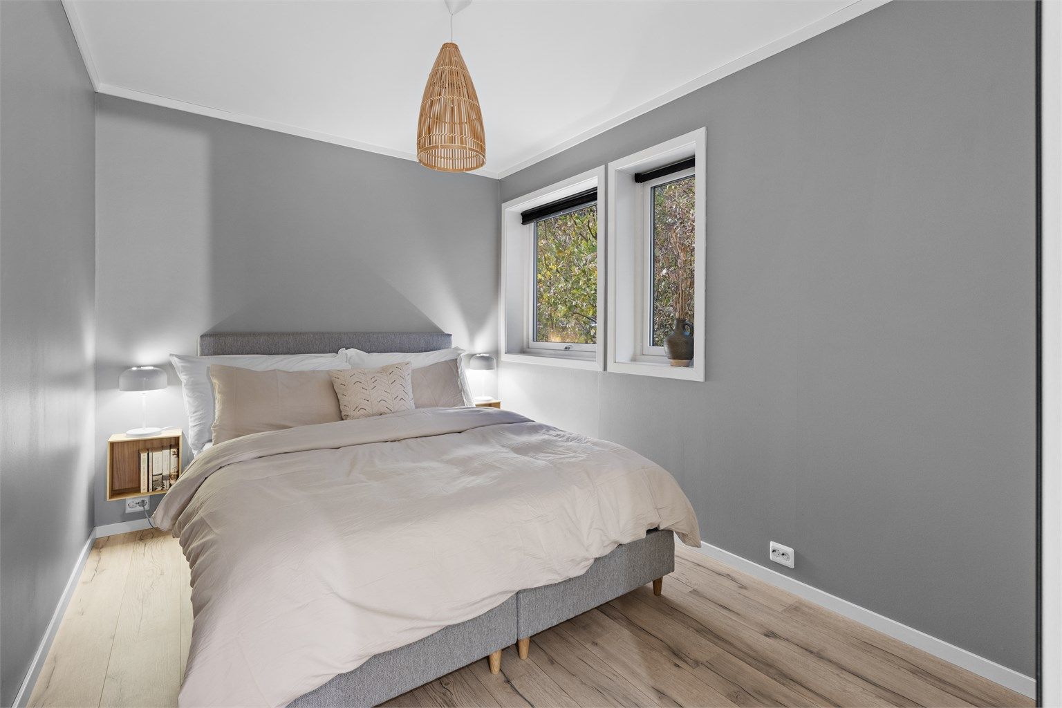Hovedsoverom med en-stavs laminat på gulv og god plass til dobbeltseng.