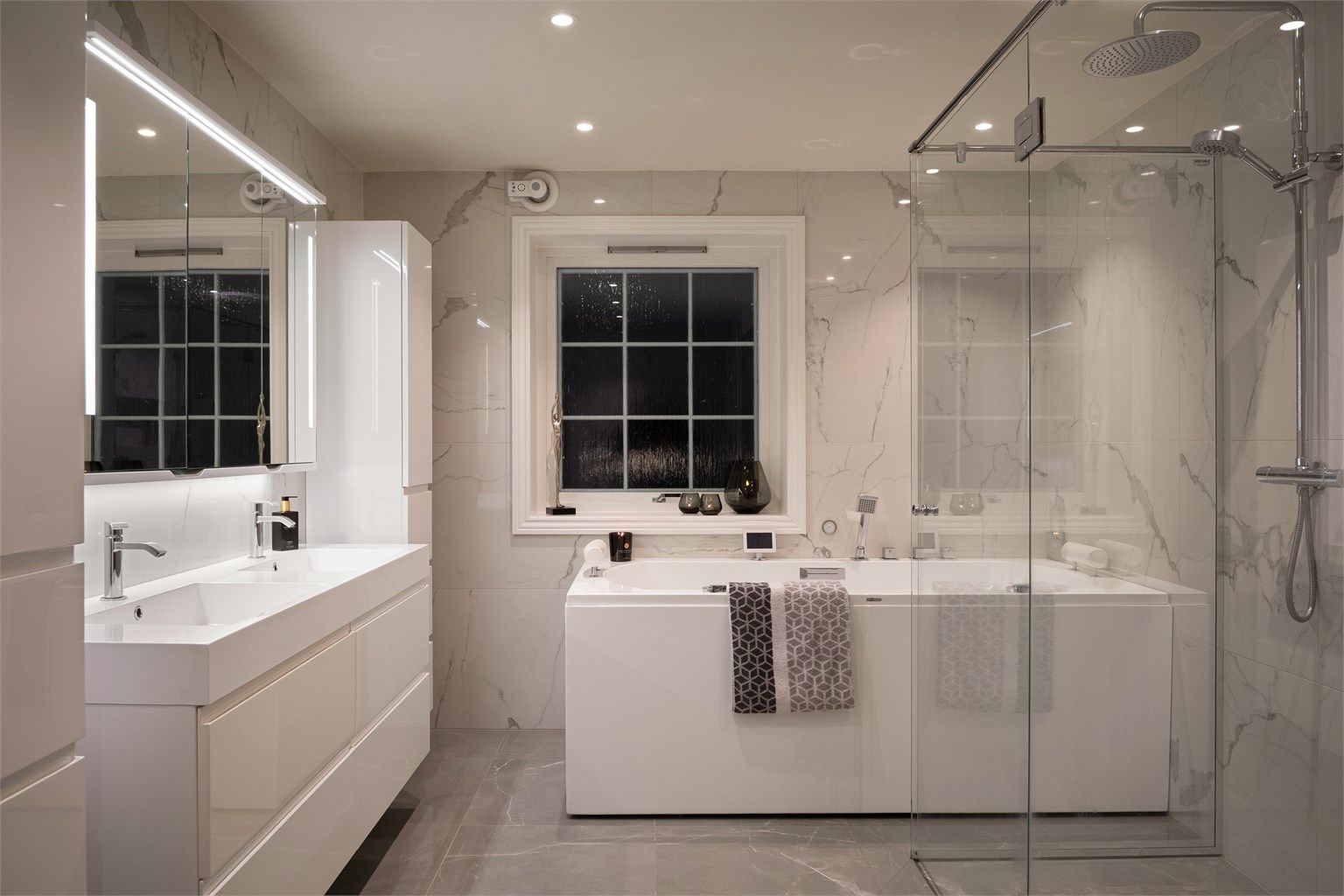 Etter renovering i 2019 er badet i første etasje både moderne og delikat. Badet er tilrettelagt for samtidig bruk av to personer.
