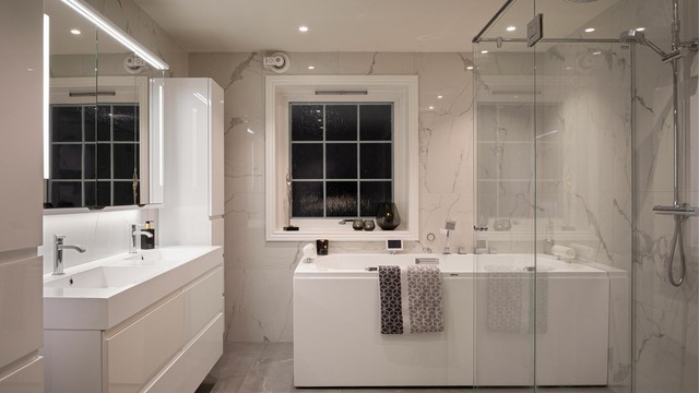 Etter renovering i 2019 er badet i første etasje både moderne og delikat. Badet er tilrettelagt for samtidig bruk av to personer.