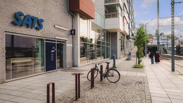 Både treningssenteret SATS og den italienske restauranten Stefano holder til i samme bygg, mens Rema 1000 og apotek ligger i nabobygget