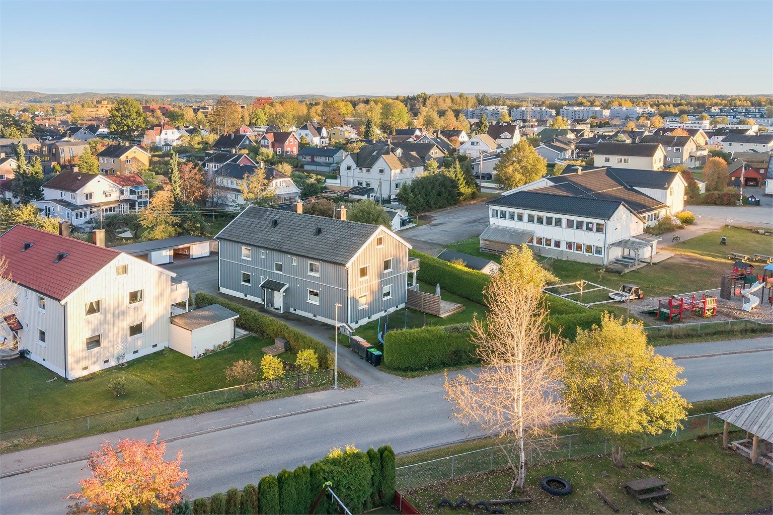 Eiendommen ligger i et rolig boligområde med kort vei til Rosenlund barnehage og Finstad skole.