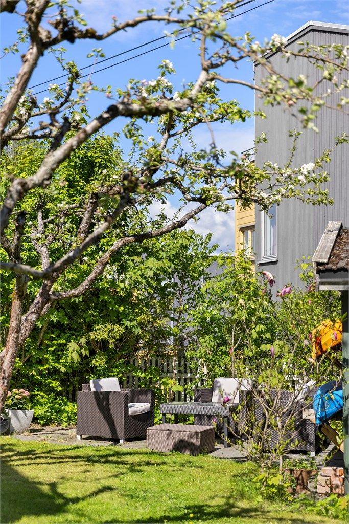 Huset ligger nokså sentrert på tomten, noe som gjør at man alltid kan finne et lunt sted og spise lunsj, eller drikke kaffe med familien og venner