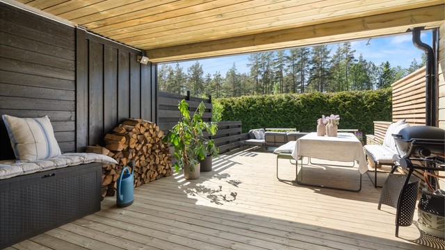 Terrassen er delvis overbygget - her kan man trekke inn fra regn og vind og lagre utemøbler vinterstid