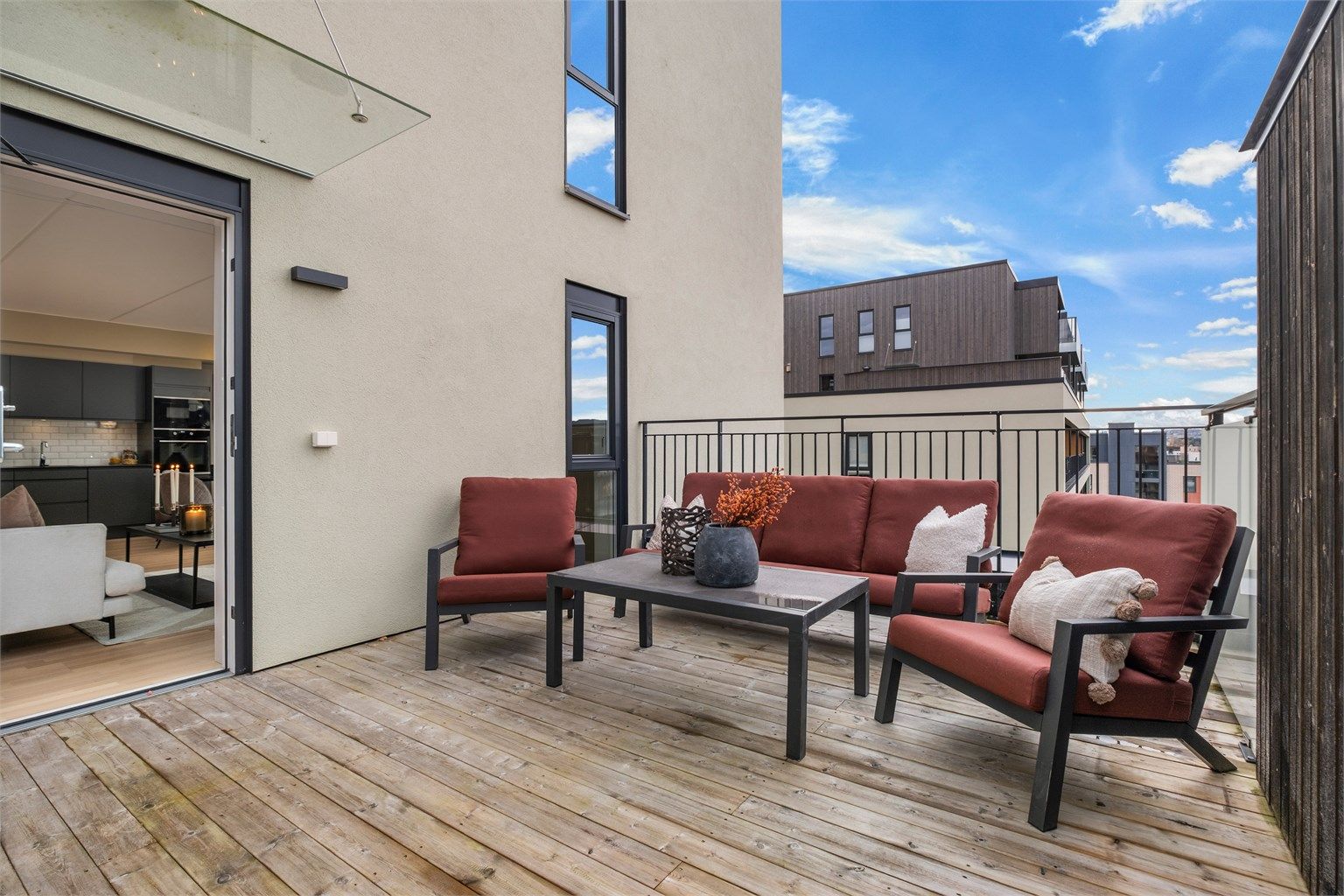 Lys andelsleilighet fra 2022 med privat terrasse og overbygd balkong.
Foto: Interiørfoto AS v/ Michael Nøstvik Eid
