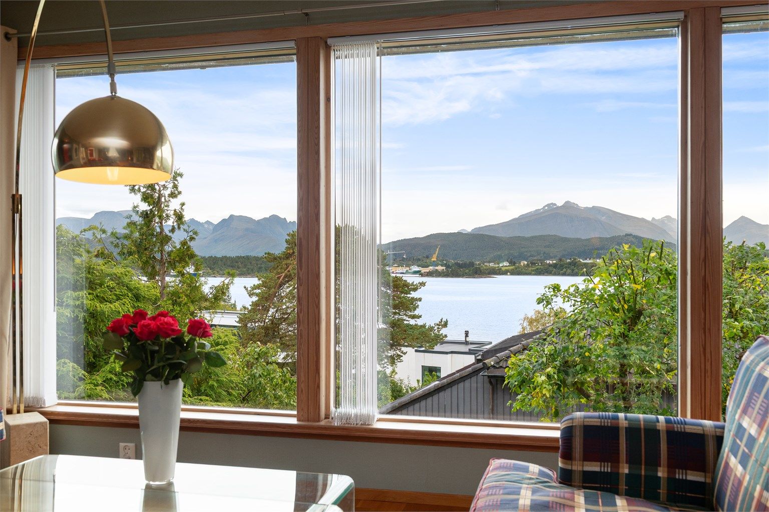 Fra stuevinduene har du utsikt mot Borgundfjorden og Sunnmørsfjella.
