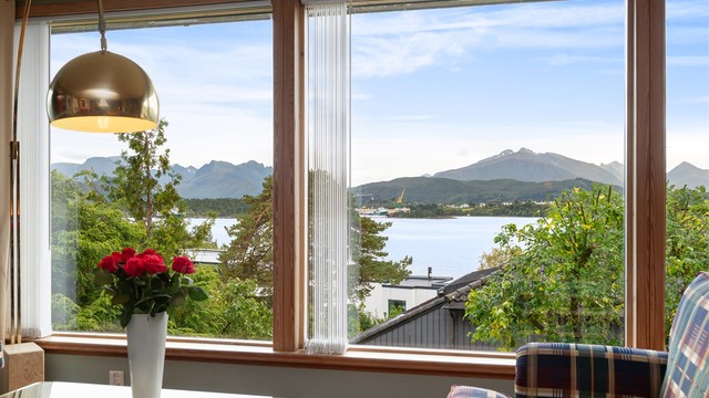 Fra stuevinduene har du utsikt mot Borgundfjorden og Sunnmørsfjella.