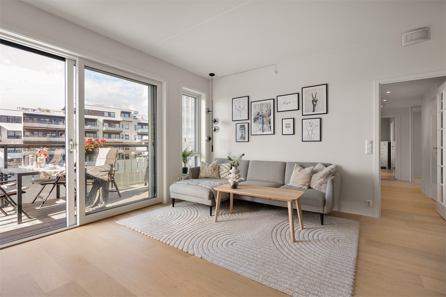 Fra stuen er det utgang til den største balkongen via en bred heve-skyvedør. 
Foto: Mats Holst