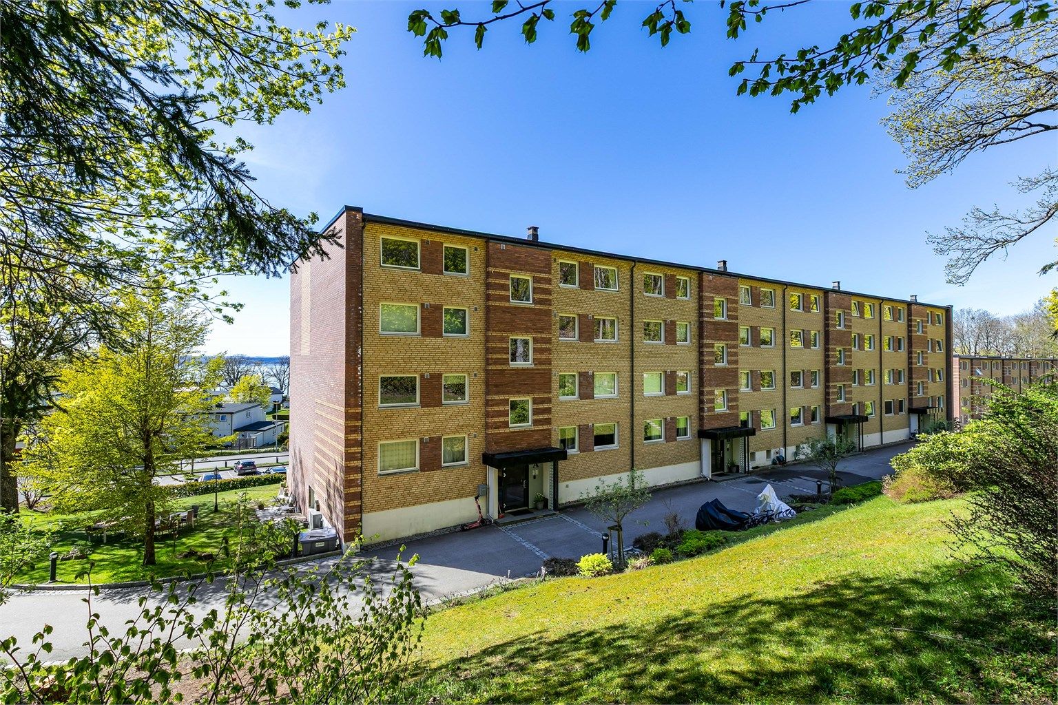 Parkmessige og velstelte grøntarealer omgir alle blokkene langs Refsnesalleen.