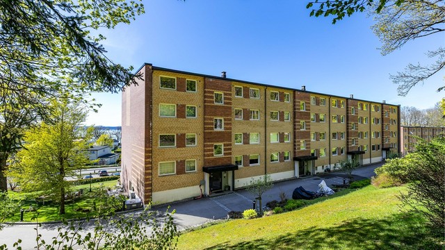 Parkmessige og velstelte grøntarealer omgir alle blokkene langs Refsnesalleen.
