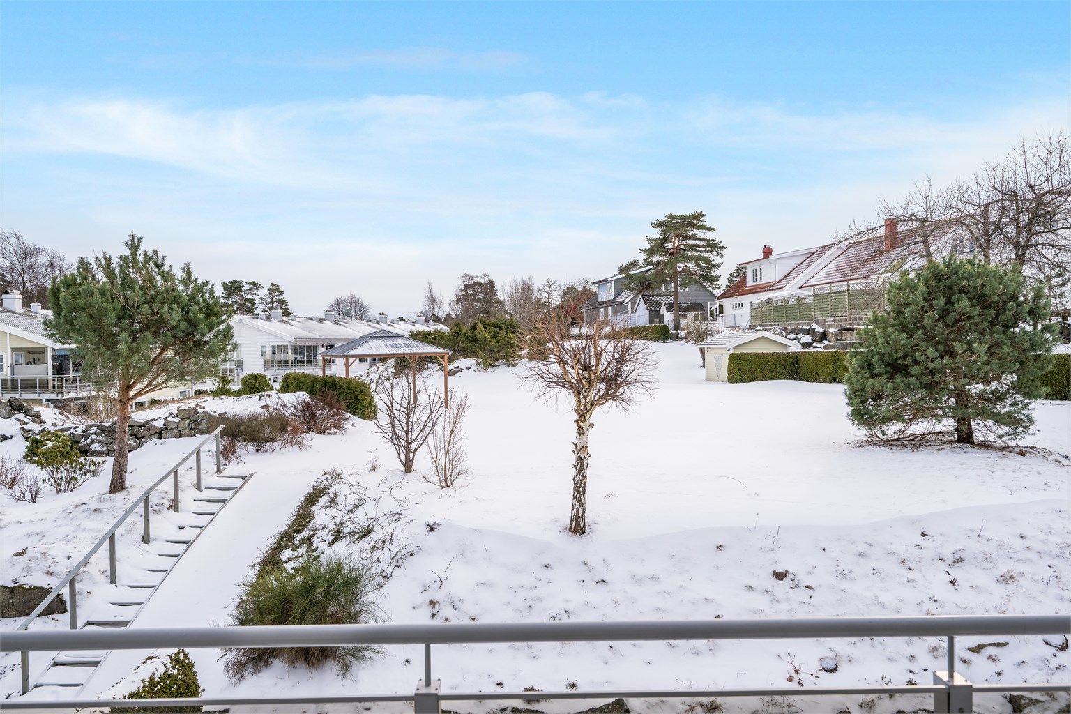 Hyggelig utsikt mot grønne fellesarealer. 