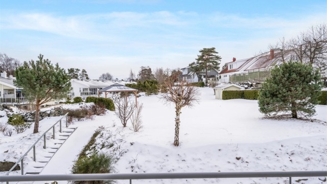 Hyggelig utsikt mot grønne fellesarealer.