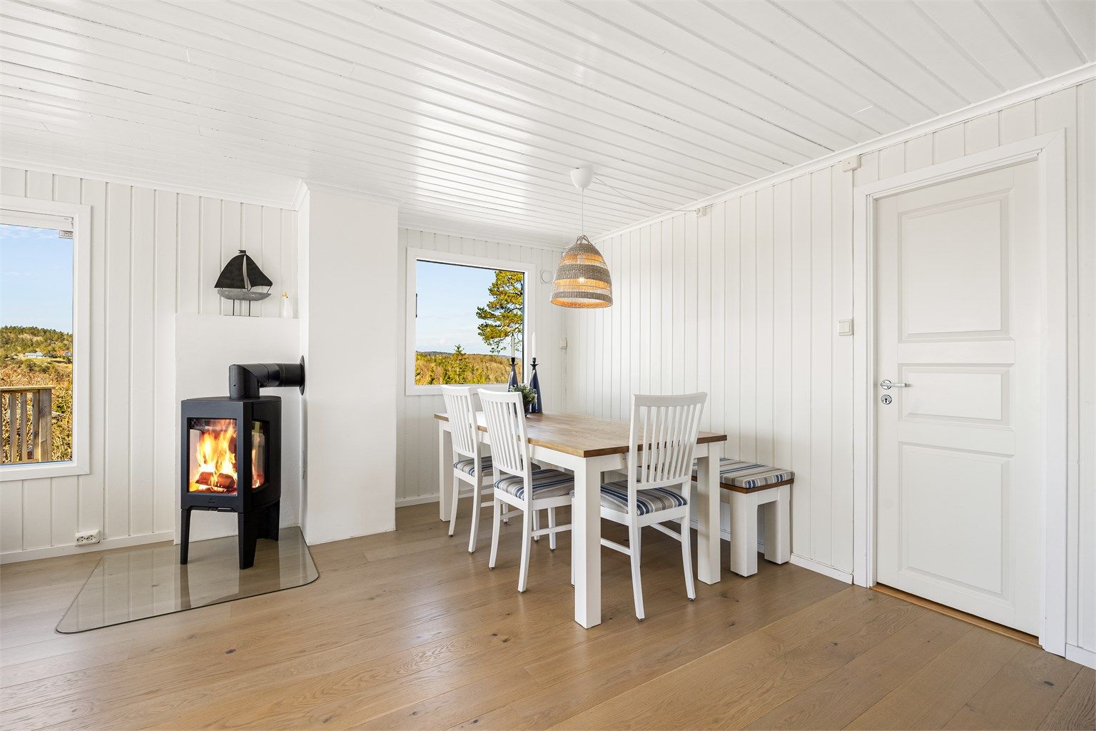 En moderne peisovn fra 2020 gir både varme og hygge på kjølige kvelder.