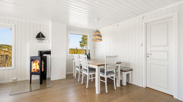 En moderne peisovn fra 2020 gir både varme og hygge på kjølige kvelder.