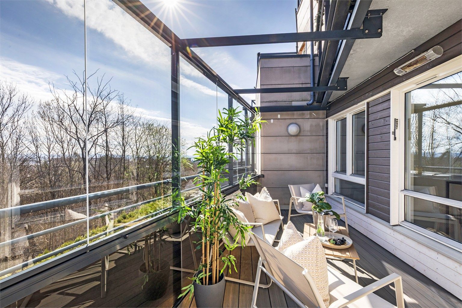 Herlig balkong på ca. 13 kvm. Den er innglasset, med mulighet for å skyve glassfeltene til side. Foto: Hanne Bruland