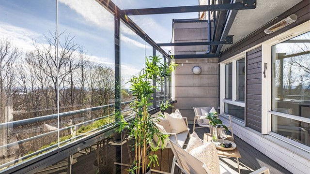 Herlig balkong på ca. 13 kvm. Den er innglasset, med mulighet for å skyve glassfeltene til side. Foto: Hanne Bruland