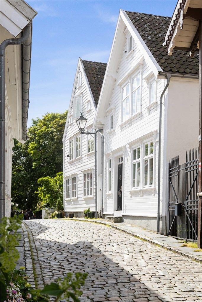 Her bor du i rolige omgivelser, men med kort vei til byens pulserende liv.