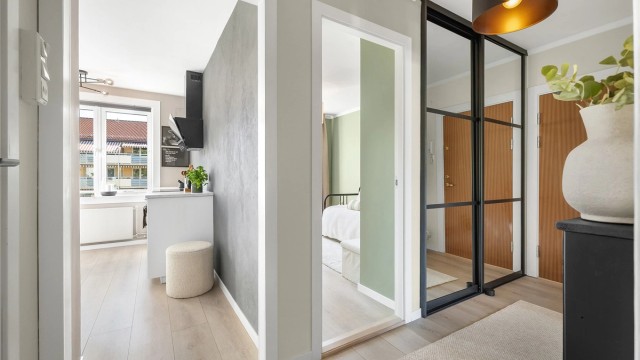 Lys og innbydende entré med god plass til oppheng av yttertøy og sko
