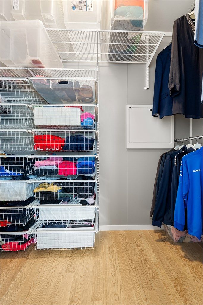 Garderoberommet (skittentøyskap i rommet følger ikke salget)