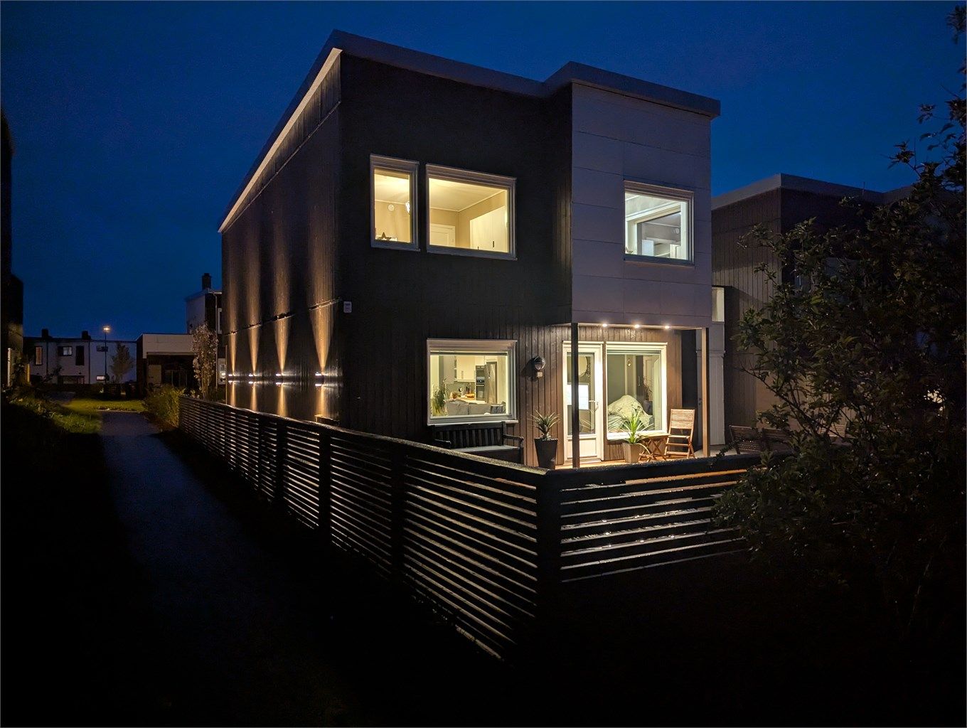 Kveldsbilde av boligen viser også den flotte utebelysningen.
