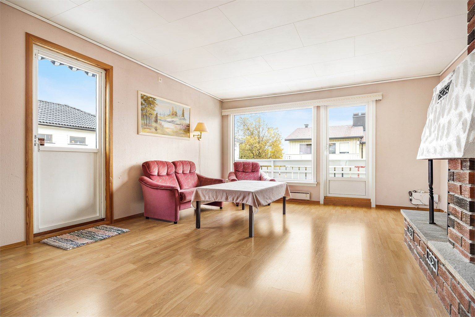 Fra stuen er det adkomst til både balkong og terrasse på hver sin side av rommet.