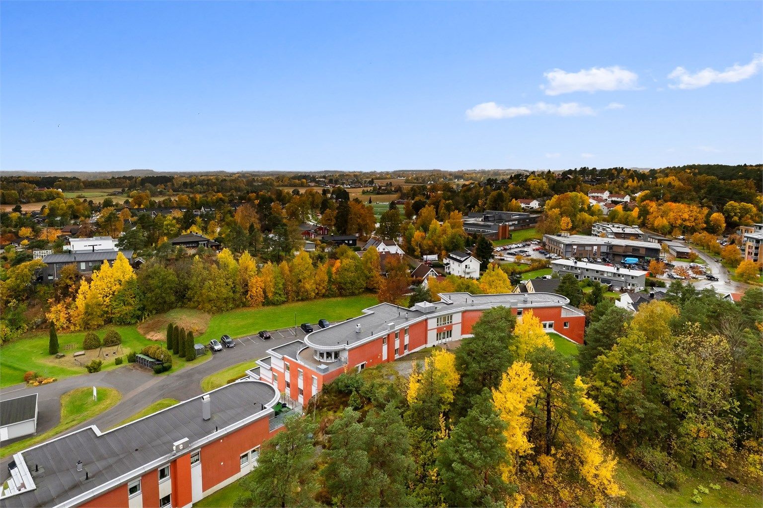 Her bor du i et veletablert og hyggelig boligområde med kort vei til matbutikk, treningssenter, skole, barnehage og flotte turområder.