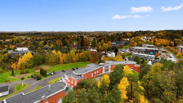 Her bor du i et veletablert og hyggelig boligområde med kort vei til matbutikk, treningssenter, skole, barnehage og flotte turområder.