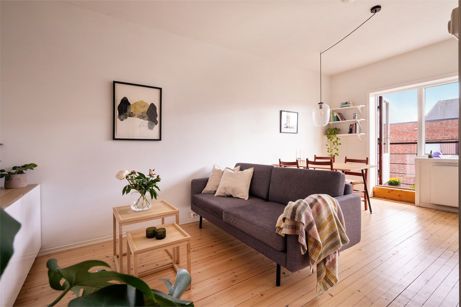 Stuen har god plass til både sofa og spisebord