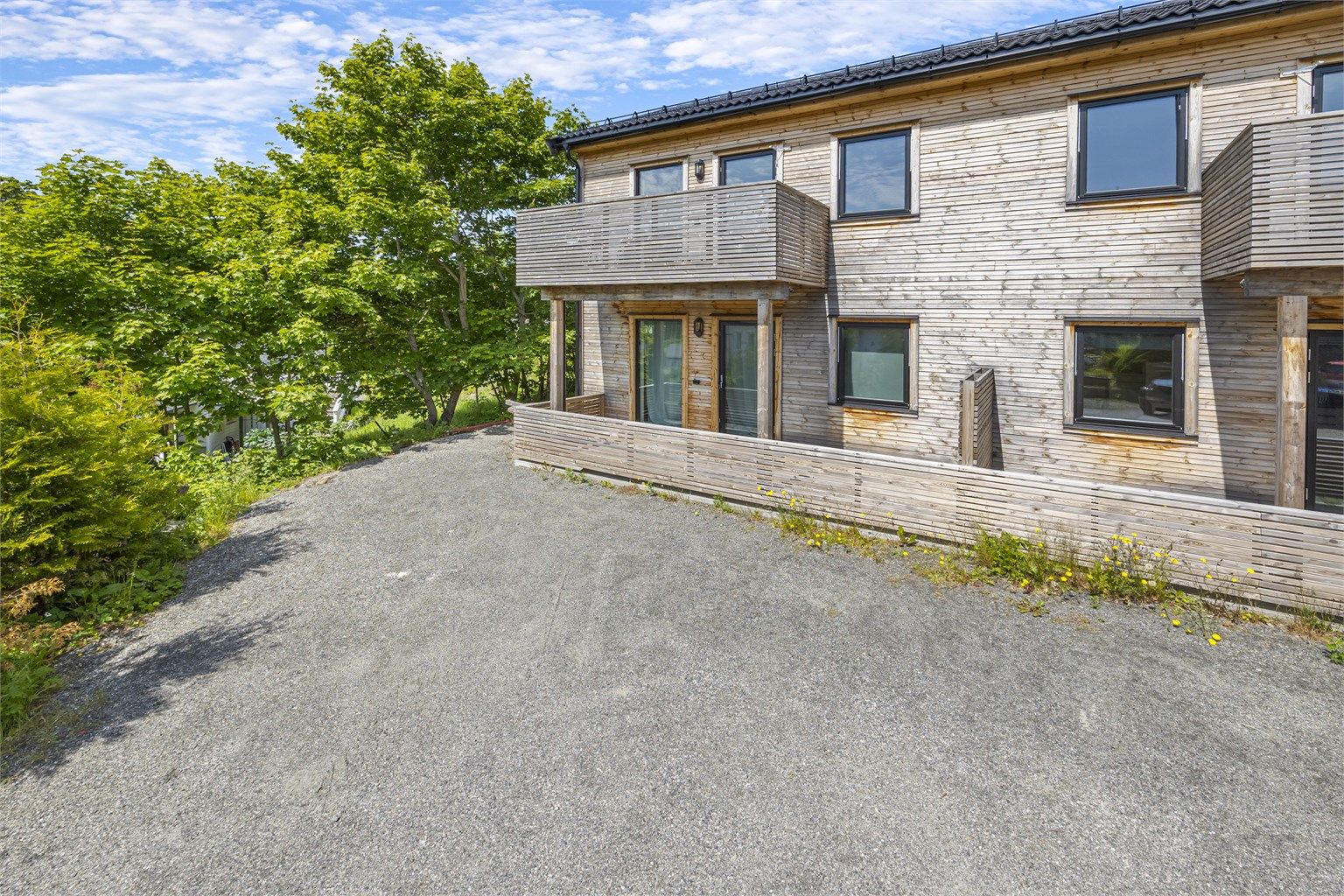 Det er kun fire minutters gange til Rema 1000, og busstopp ligger ca. 100 meter fra eiendommen.