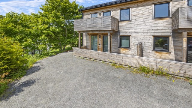 Det er kun fire minutters gange til Rema 1000, og busstopp ligger ca. 100 meter fra eiendommen.