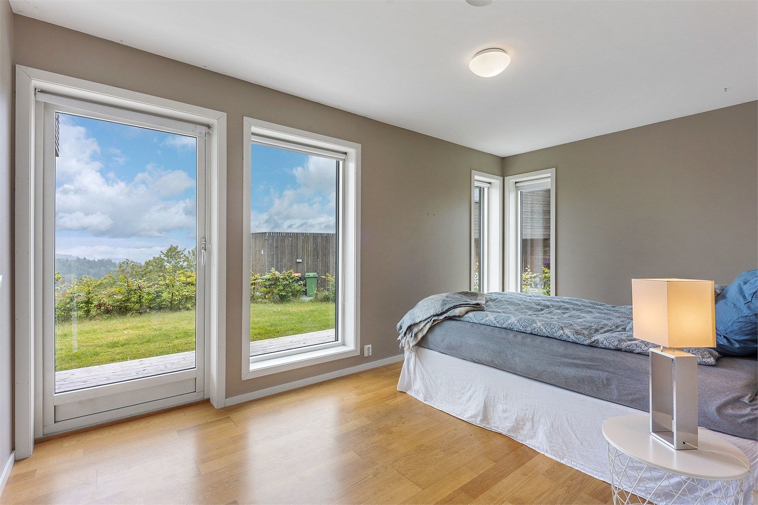 Hovedsoverommet har eikeparkett på gulv og direkte utgang til terrasse og hage.