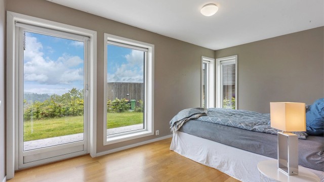 Hovedsoverommet har eikeparkett på gulv og direkte utgang til terrasse og hage.