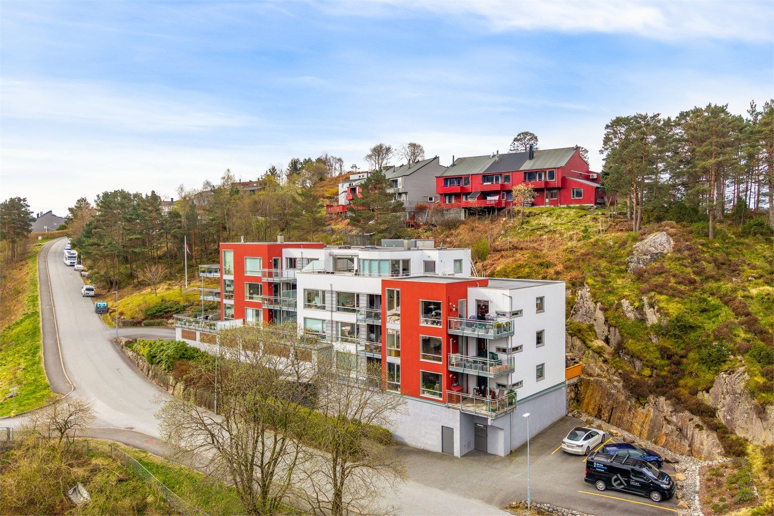 Bygget består av 15 leiligheter og ble bygget av Heldal eiendom i 2005. Gjesteparkering på byggets høyre side