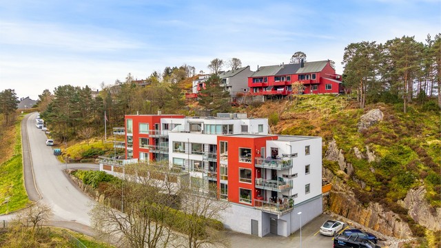 Bygget består av 15 leiligheter og ble bygget av Heldal eiendom i 2005. Gjesteparkering på byggets høyre side