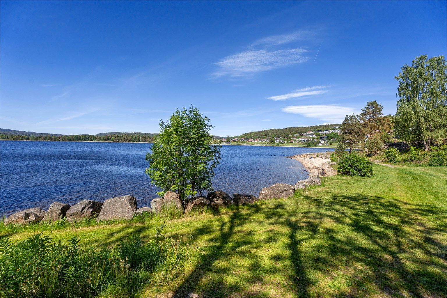 Nærområdet kan by på sjø og strand samt hyggelig tur- og treningsmuligheter. 