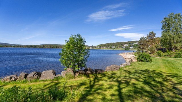 Nærområdet kan by på sjø og strand samt hyggelig tur- og treningsmuligheter.