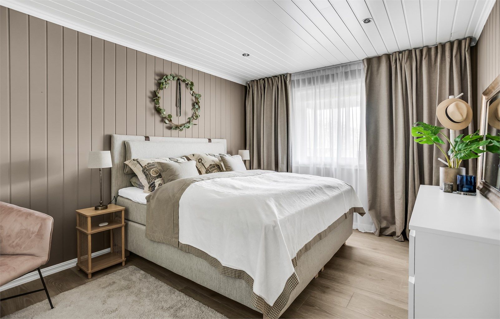 Soverom i underetasjen med nedsenket himling og downlights.